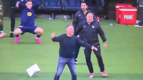 Ataque de ira de De la Fuente lanzando el iPad al suelo por el penalti a Olmo