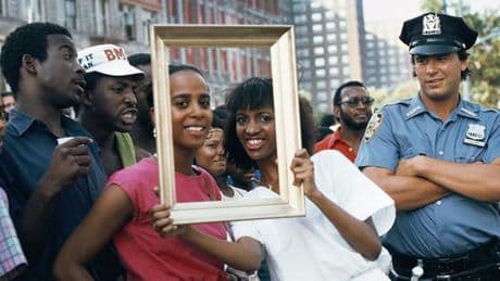 Quand Lorraine O’Grady encadrait la foule contre le racisme