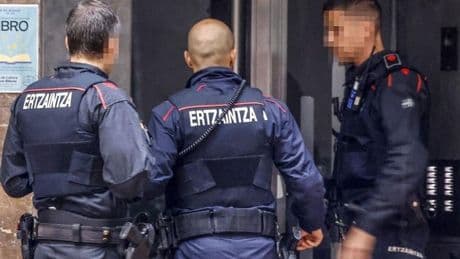 Le apuñalan en la oreja en Vitoria y acaba detenido por enfrentarse a los ertzainas que le ayudaron