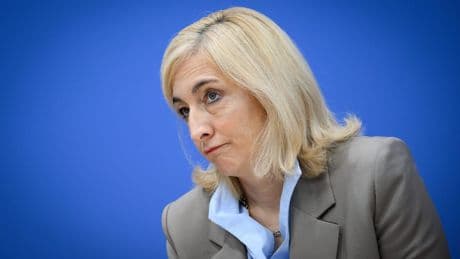 Praxisgebühr, Tarif-Revolution - Ist das Ihr Rezept gegen den Kostenschock, Frau Ministerin?