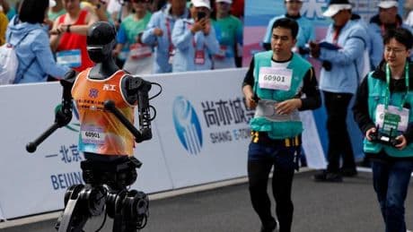 Humanoide Roboter treten beim Halbmarathon an
