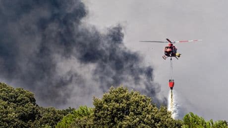 60 niños evacuados de un campamento duermen en un albergue por el incendio de Navaluenga
