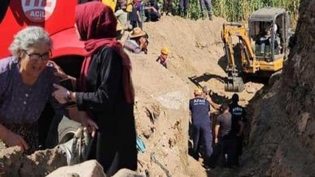 Babasının gözleri önünde toprağa gömüldü! Annenin yürek yakan feryadı