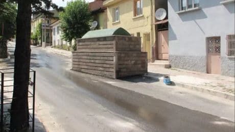60 yıldır yol ortasında duruyor: Kaldırmaya çalışanın başına gelmedik kalmadı