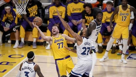 Un imparable Doncic dirige a los Lakers frente a los Wolves