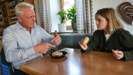 Fleisch statt Tofu - Leberkas-Semmel vom neuen Minister