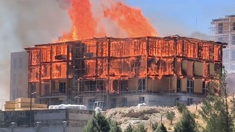 Maraş'ta lojman inşaatında yangın çıktı