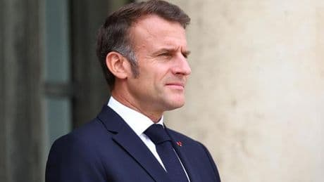 Macron prône la fermeté face à l’Algérie, Hezbollah, Suisse : les informations de la nuit