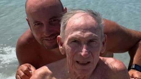 <p>Zeman al mare con il figlio Karel: la foto emoziona i tifosi</p>