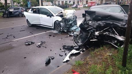 Person schwebt in Lebensgefahr - Heftiger Crash in Berlin – sechs Verletzte