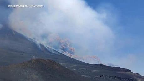Crolla parte del cratere dell'Etna, nube eruttiva alta chilometri | Video