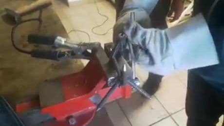 "Così si fanno i chiodi a 4 punte". Il tutorial video tra i sostenitori dei "No Ponte"