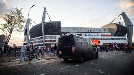 Politie publiceert geblurde beelden van zes verdachten bij rellen kampioensfeest PSV