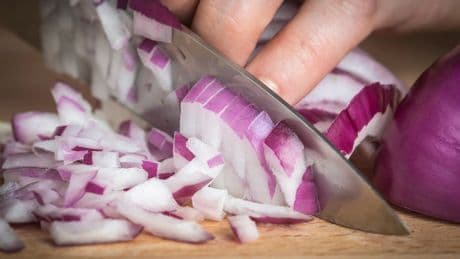 Zwiebelschneiden: Hilft Küchenpapier wirklich gegen die Tränen?