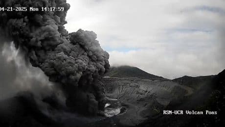 Un panache de 4500 m de haut : au Costa Rica, une éruption volcanique porte un coup dur au tourisme