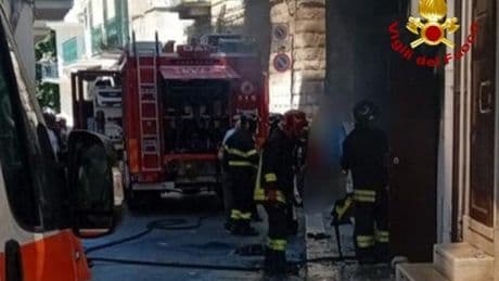 Incendio in casa a Corato, ustionate una bambina di 11 anni e una donna: esplosa una bombola di Gpl