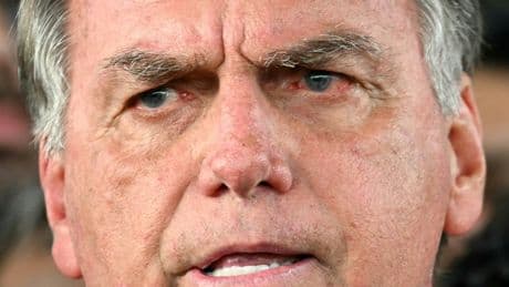 Brésil : l'étau judiciaire se resserre sur Jair Bolsonaro, assigné à résidence