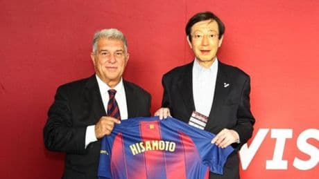 Laporta entrega la camiseta del Barça al alcalde de Kobe
