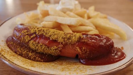 "Das beste Currywurst-Rezept der Welt": Das ist das Geheimnis hinter der berühmten Curry-Soße