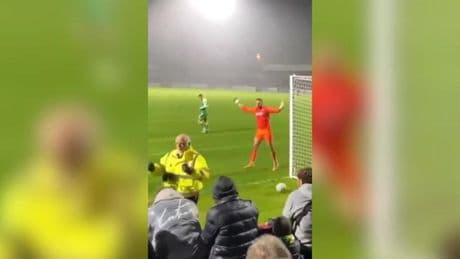 Surrealista celebración de un penalti