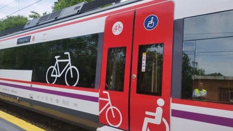 Renfe permitirá llevar bicis completas en tren Avant y elimina la obligación de la funda para las plegables