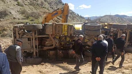 Adıyaman'da hafriyat kamyonu devrildi