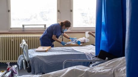 AI to help slash NHS hospital discharge delays, officials say