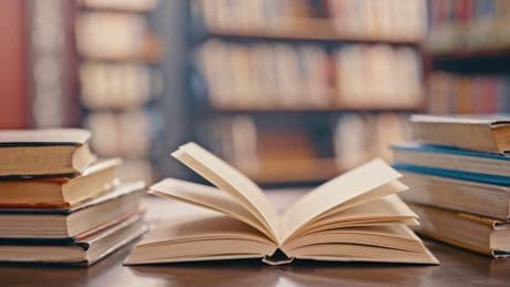« Qui tombe les étoiles », de Julien d’Abrigeon : la chute en mille et une histoires vraies