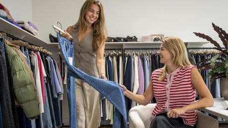 Zussen hebben modemerk voor lange vrouwen: ’Klanten voelen zich voor het eerst in hun leven zelfverzekerd in hun kleding’