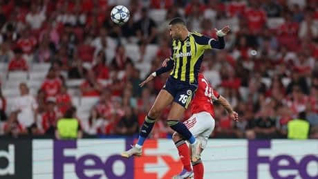 Fenerbahçe gole çok yaklaştı! Top direkten döndü