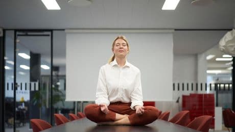 Wegen zu viel Stress? - Bundestag sucht Yoga- und Pilates-Lehrer