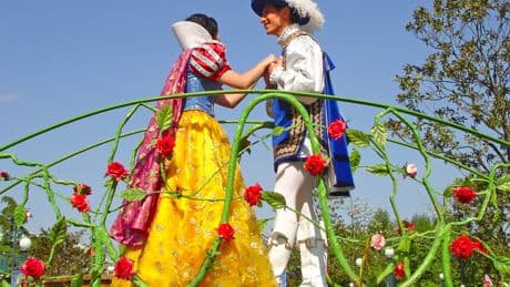 El hombre que organizó la 'boda' con una niña de 9 años en Disneyland, un conocido pedófilo buscado en Reino Unido