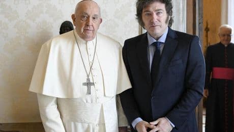 Los choques del 'Papa rojo' con la derecha devota y populista marcan un legado despreciado por Milei, Vox y el trumpismo