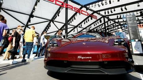 Elektroautos : Porsche kündigt Massenentlassungen an: Batterietochter Cellforce droht das Aus