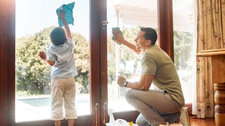 Keine Schlieren: Mit einem überraschenden Mittel sollten Sie Fensterputzen