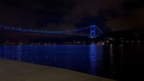 FSM Köprüsü maviye büründü