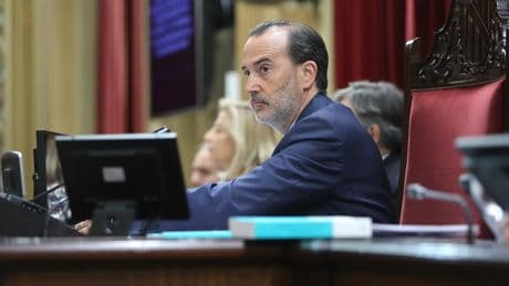 El presidente del Parlament balear, Gabriel Le Senne, a juicio por delito de odio tras romper una foto de víctimas del franquismo