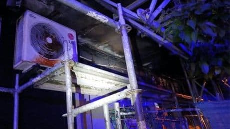 Extinguen un incendio en la fachada de un edificio en Negreira (A Coruña)