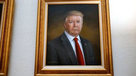 La pintora que hizo el peor retrato de Donald Trump... y cuya carrera ahora está en crisis