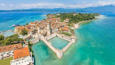 Sirmione, una ciudad de cuento al borde de la muerte por colapso turístico