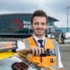 Dit verdient Jeremias (26) op Brussels Airport én als reisbegeleider: “Ik zet gemiddeld 2.000 euro per maand opzij”