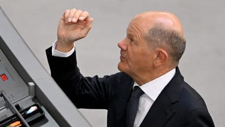 Laut Medienbericht - Scholz zeigt Reporter den Vogel