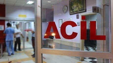 Sokakta yürürken motosikletli şüphelilerin saldırısına uğrayıp ağır yaralandı