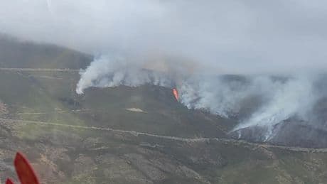 El fuego vuelve a encender las alarmas en Ourense: un nuevo incendio ha arrasado ya 500 hectáreas en Carballeda de Valdeorras