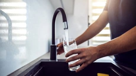 Este grifo no es como el tuyo, es mejor: tiene termómetro para lograr la temperatura perfecta