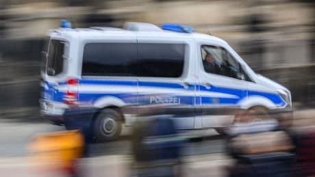 Polizei ermittelt - Dutzende Neonazis marschieren durch Dresden