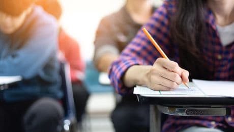 «On privilégie la critique sociale, les sciences humaines»: la philosophie au bac est-elle devenue un banal commentaire intellectualisé de l’actualité?