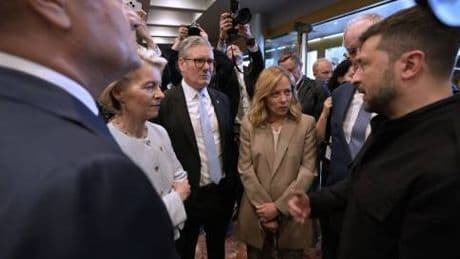La missione di Meloni a Tirana e la foto con i "volenterosi" (ma senza Macron)