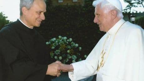 Il filo rosso tra Leone XIV e Benedetto XVI: il gesto che svela la vera eredità di papa Ratzinger