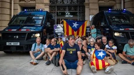Los técnicos de Aragón entran al MNAC entre protestas para comenzar los trabajos en las pinturas de Sijena
